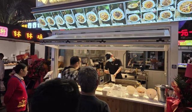 华灯初上夜未央安宁夜市烟火旺